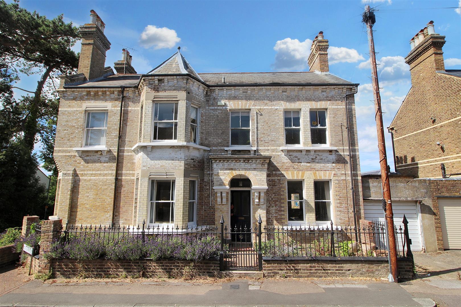 6 bed property in The Mount, Reading